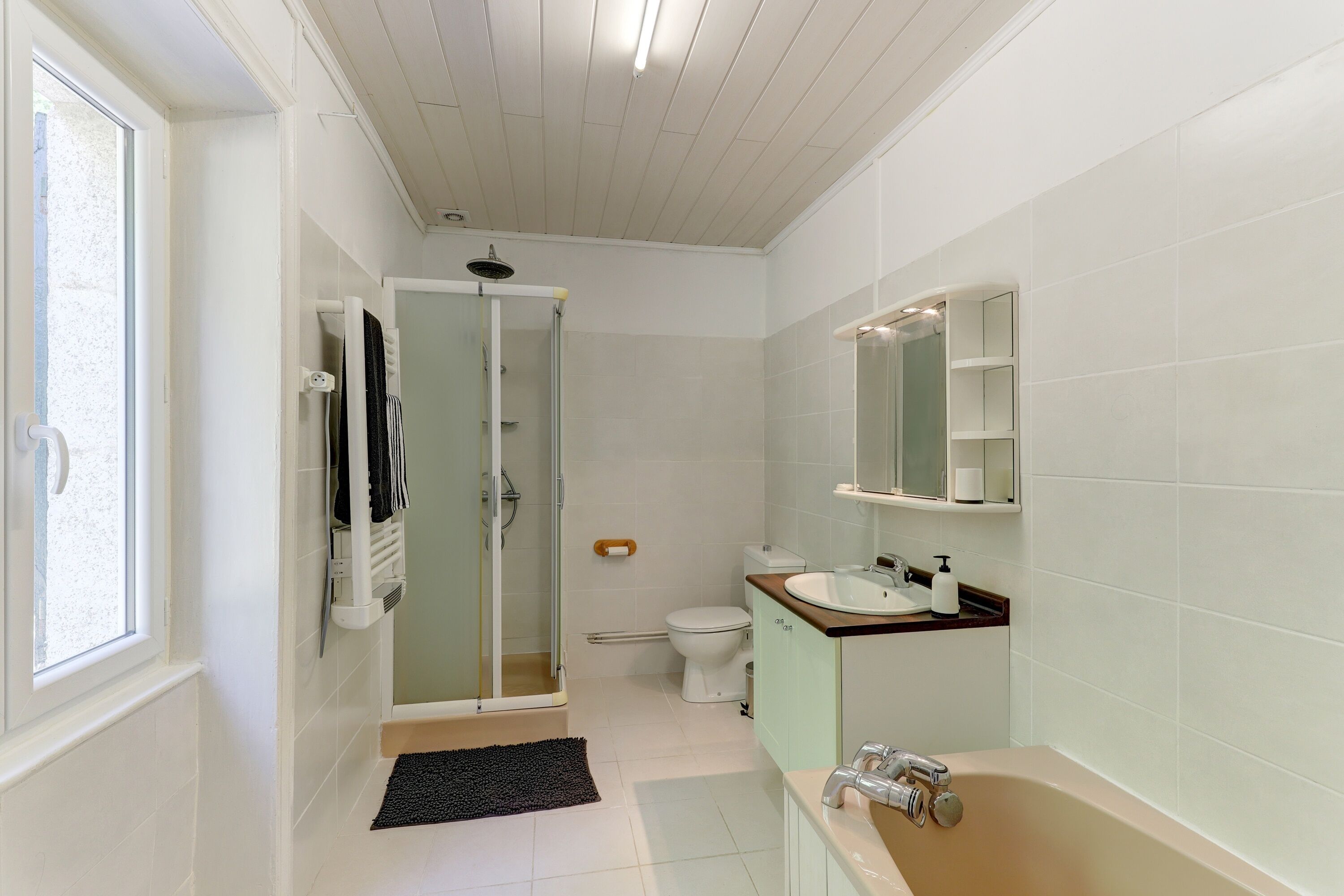 Articles de toilette gratuits, sèche-cheveux, serviettes fournies