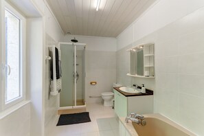 Articles de toilette gratuits, sĂšche-cheveux, serviettes fournies