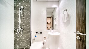 Basic Studio, City View | Bathroom - Elz Residence Stylish Studio Living (Dubai)