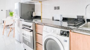 Basic Studio, City View | Private kitchen - Elz Residence Stylish Studio Living (Dubai)