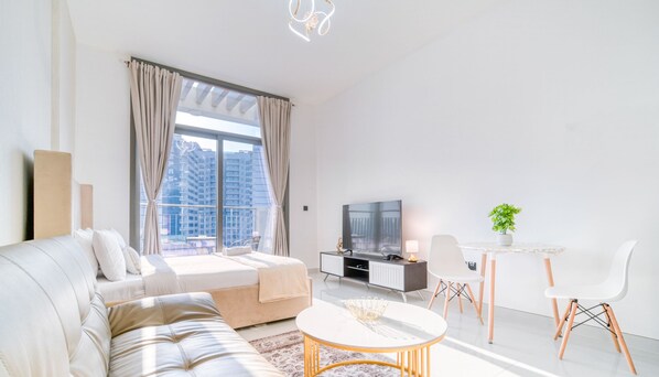 In-room safe, blackout curtains, iron/ironing board, free WiFi - Elz Residence Stylish Studio Living (Dubai)