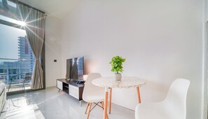 Estudio básico, vistas a la ciudad | Servicio de comidas en la habitación