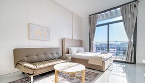 Estudio básico, vistas a la ciudad | Caja fuerte, cortinas opacas, tabla de planchar con plancha