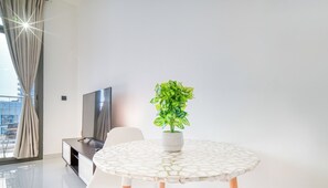 Studio de base, vue sur la ville | Coffre-fort, rideaux d’obscurcissement, fer et planche à repasser
