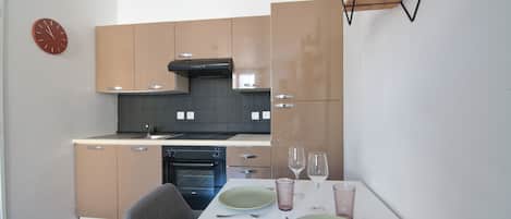 Fridge, microwave, oven, coffee/tea maker