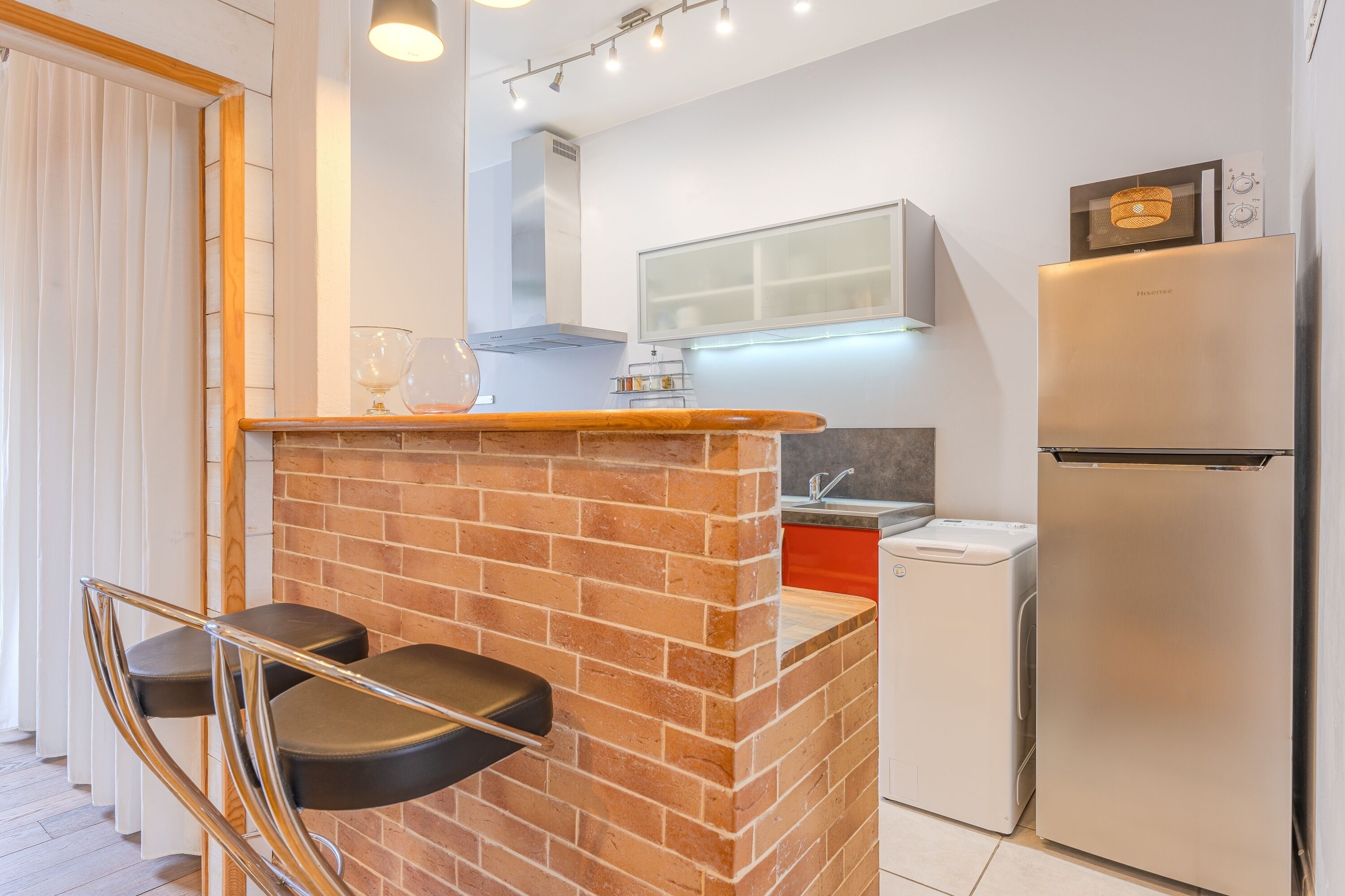 Fridge, microwave, oven, coffee/tea maker