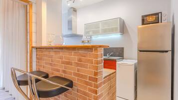 Fridge, microwave, oven, coffee/tea maker