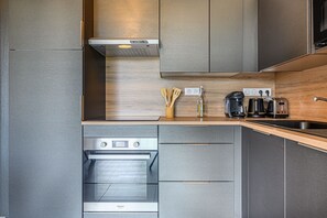Een koelkast, een microgolfoven, een oven, een vaatwasser