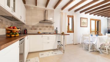 Een koelkast, een magnetron, een vaatwasser