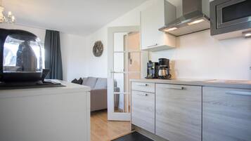Kühlschrank, Mikrowelle, Geschirrspüler, Toaster
