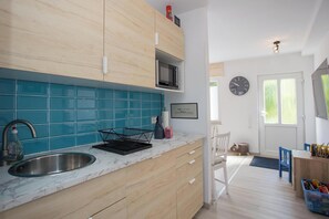 Jääkaappi, mikroaaltouuni, kahvin-/teenkeitin, leivänpaahdin