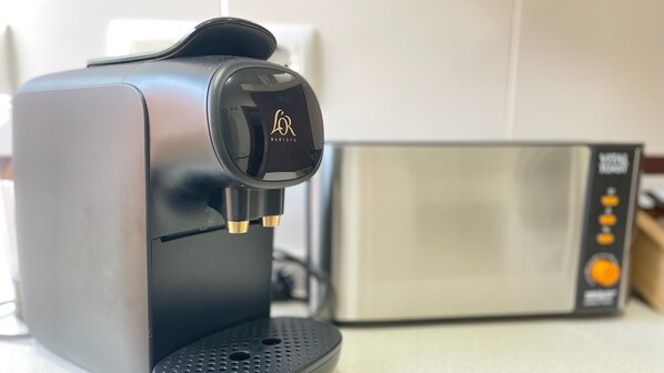 A coffee machine with a digital interface and a coffee pod dispenser. - Convenient location just a stone's throw from the mosque, free parking (Córdoba)