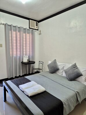 Comfort Double Room, Balcony, Mountain View | Soundproofing, free WiFi - Casa Olivia (Coron)