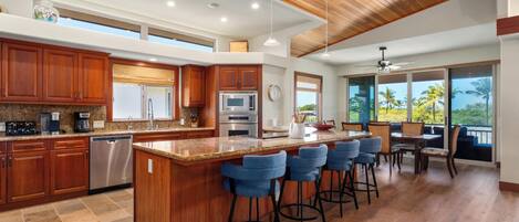 Kylskåp, mikrovågsugn, ugn och spishäll