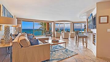 Smart-tv, een dvd-speler, een tafeltennistafel en een stereo