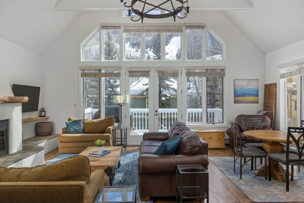 Smart TV, chimenea, libros y oficina