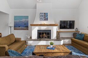 Smart TV, fireplace, books, offices