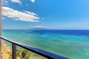 On the beach - Mahana 1119 Escape at Luxurious Condo with Panoramic Ocean Views (Lahaina)