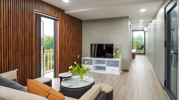 Habitación cuádruple familiar, balcón, vista a la alberca | Ropa de cama hipoalergénica, minibar, insonorización y wifi gratis