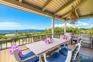 Outdoor dining - Wailea Ekolu 1106: Thanksgiving Escape at a Remodeled Peaceful Haven! (Kihei)