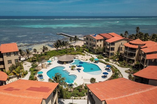 2 BR Oceanfront Condo with Barrier Reef Views, Resort Pools, Sleeps 5