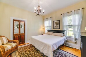 4 slaapkamers, een bureau, een strijkplank/strijkijzer, reisbedje