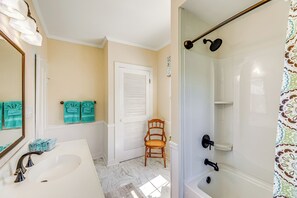 Hair dryer, towels - Home w/ Fire Pit < 1 Mi to Willis Wharf Boat Ramp! (Exmore)