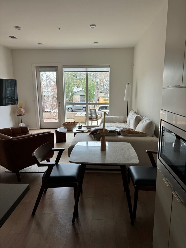 TV connectée, livres, écrans d'ordinateur