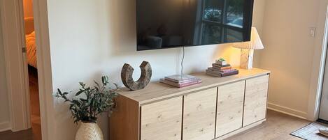 Smart TV, libros y monitor de computadora