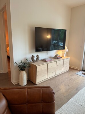 TV connectée, livres, écrans d'ordinateur