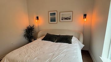 2 bedrooms, desk, iron/ironing board, WiFi