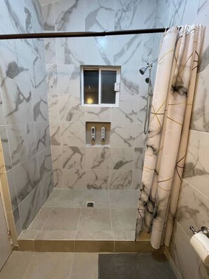 Dusche, Haartrockner, Handtücher, Seife
