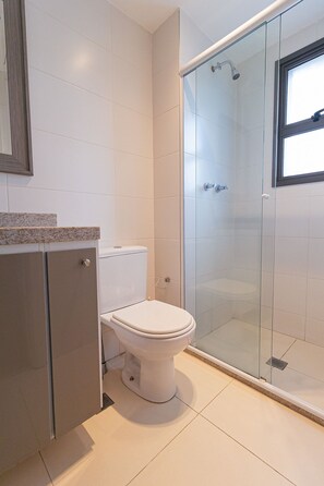 Apartemen | Kamar mandi | Shower, pengering rambut, handuk, dan sabun