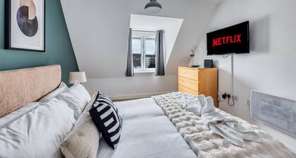 Executive Apartment in City Centre âą Fast Wifi âą Smart TV âą Free Gym Access