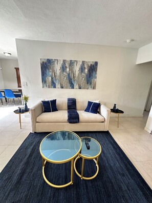 Living area - Charming 2-bedroom villa in Sunny Miami (Miami)