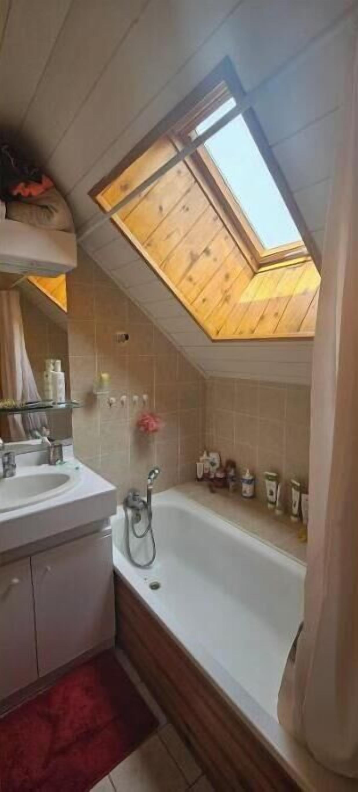 Een douche, een haardroger, handdoeken, toiletpapier