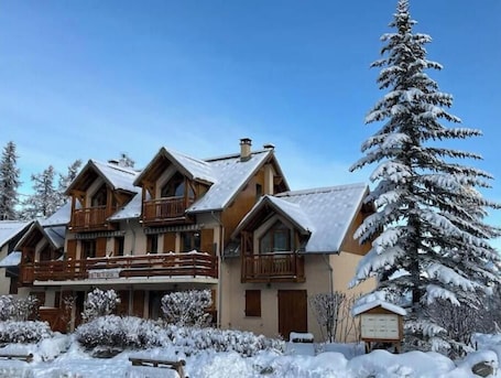 Exterior. Charming duplex 4 to 6 persons Risoul 1850