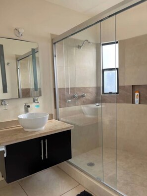 Dusche, Handtücher, Seife, Toilettenpapier