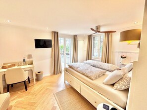 Doppelzimmer Deluxe - seitliche Seesicht, privater Balkon | Free WiFi, bed sheets - Boutique Hotel Niesenblick Self Check In (Oberhofen am Thunersee)