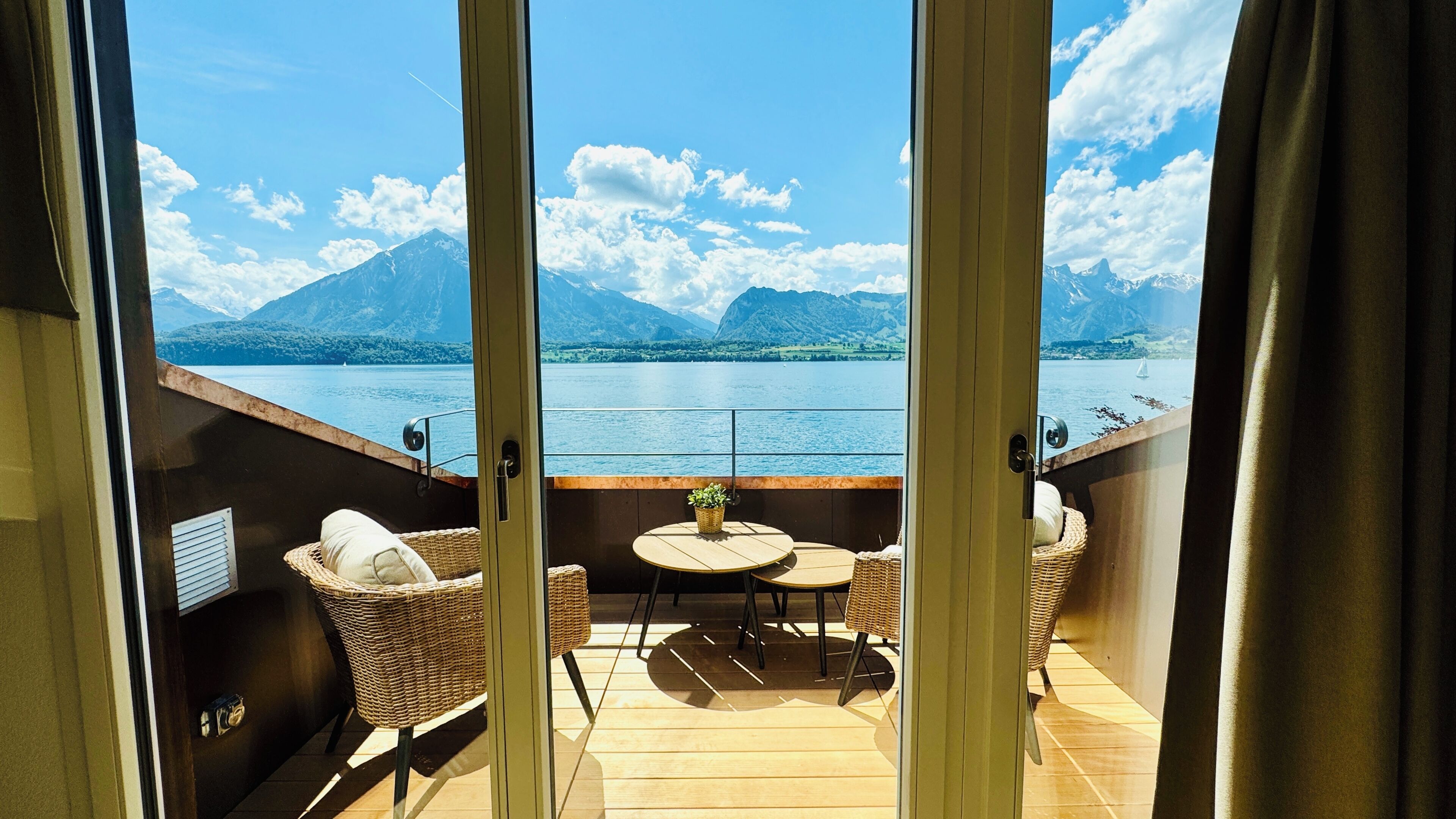 Doppelzimmer Panoramasuite - frontale Seesicht, privater Loggia | Terrasse/Patio
