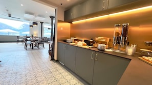 Café da manhã com buffet grátis todos os dias