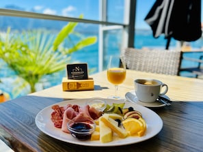 Desayuno buffet incluido todos los días