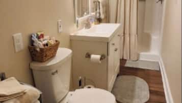 Serviettes fournies, savon, shampoing, papier toilette