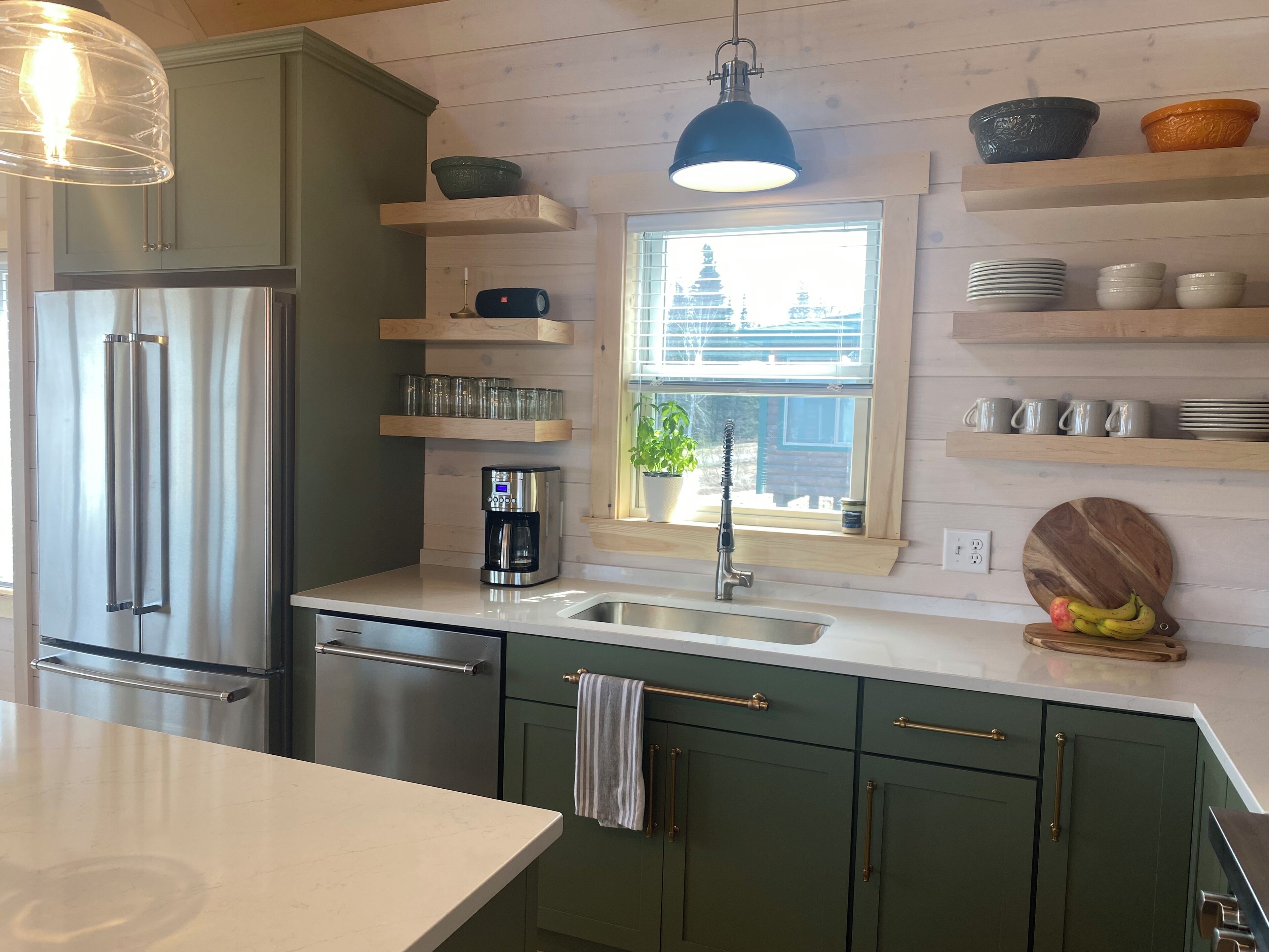 冷蔵庫、電子レンジ、オーブン、コンロ