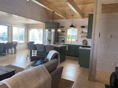 BRAND NEW, Niboban Cabin 14 - Golden Smelt, shared waterfront community