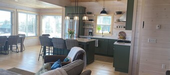 BRAND NEW, Niboban Cabin 14 - Golden Smelt, shared waterfront community