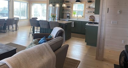 BRAND NEW, Niboban Cabin 14 - Golden Smelt, shared waterfront community