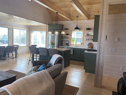 BRAND NEW, Niboban Cabin 14 - Golden Smelt, shared waterfront community