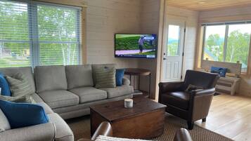 Smart TV, lareira, aparelho de som