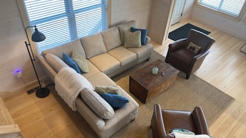 Smart TV, fireplace, stereo